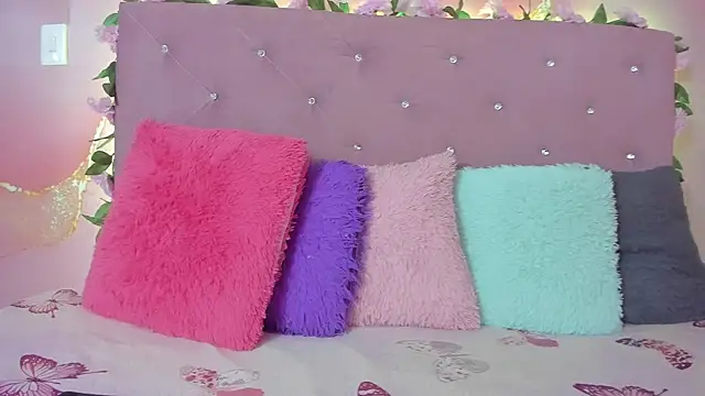 violet taylor  online show from April 7, 2:13 am