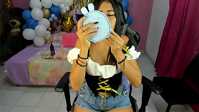 Snapshot of Mindy_19 chatting on October 4, 10:54 am Mindy 19 online show from October 4, 10:54 am