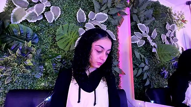 Snapshot of CurlyWeeds chatting on October 8, 8:46 pm CurlyWeeds online show from October 8, 8:46 pm