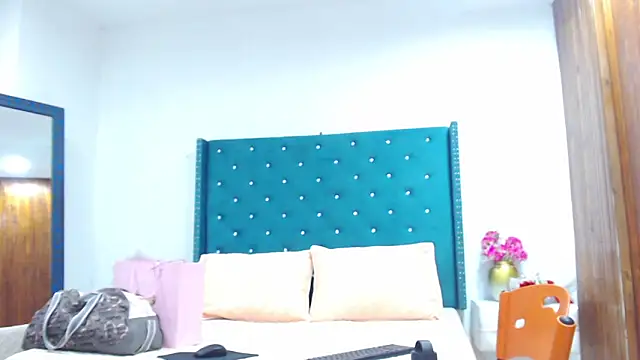 KimScarleth online show from October 9, 2:10 pm