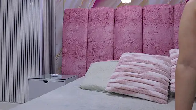 emmacurvy online show from March 18, 3:11 am