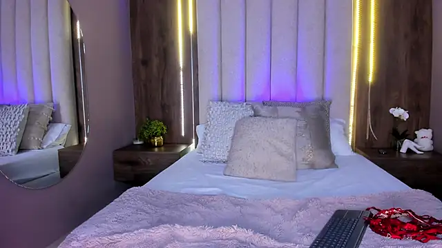 Mia Roswell online show from October 6, 12:27 am