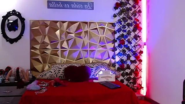 Snapshot of lunaBloom1 chatting on October 18, 7:04 pm lunaBloom1 online show from October 18, 7:04 pm