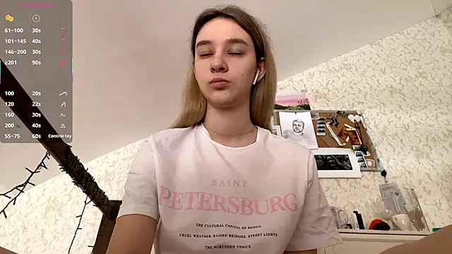 Snapshot of DanaCore chatting on October 13, 7:44 am DanaCore online show from October 13, 7:44 am
