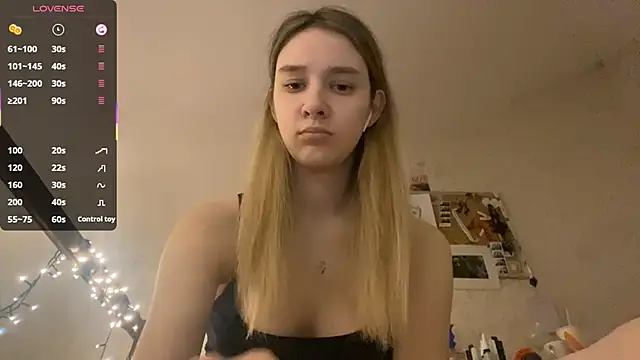 Snapshot of DanaCore chatting on October 18, 7:37 pm DanaCore online show from October 18, 7:37 pm