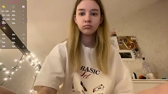 Snapshot of DanaCore chatting on October 12, 4:04 am DanaCore online show from October 12, 4:04 am