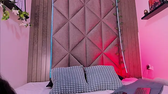 Snapshot of TiffValentinee_ chatting on October 9, 7:51 pm TiffValentinee online show from October 9, 7:51 pm