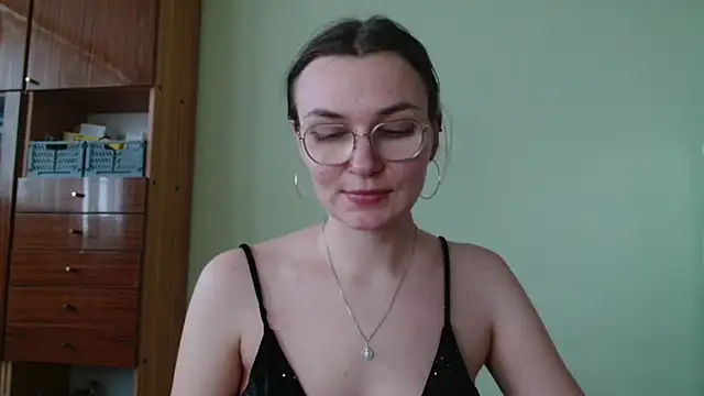Snapshot of LooveELLYx chatting on October 6, 1:28 pm LooveELLYx online show from October 6, 1:28 pm