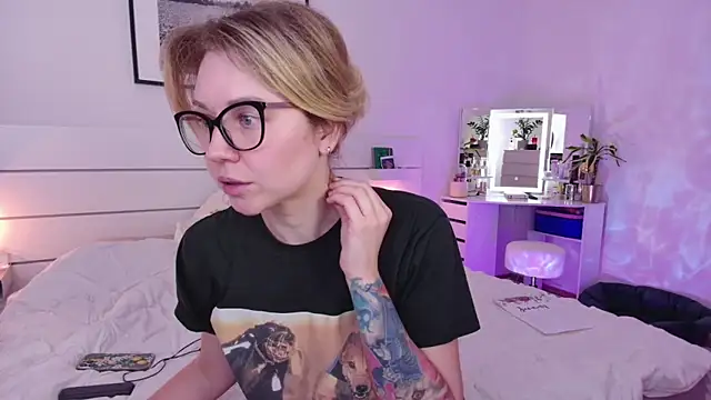 chillwithella online show from January 17, 6:04 pm