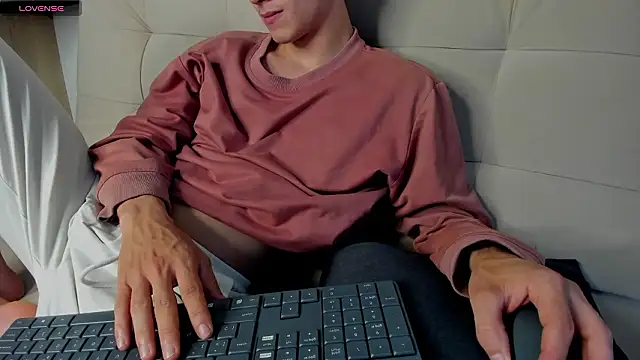 2Amateur Guys online show from February 12, 11:06 pm