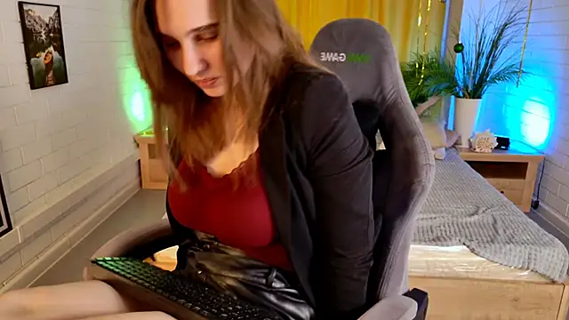 TessaMill online show from December 15, 5:45 am