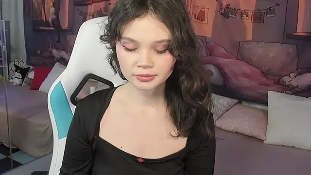 EmilyChaves online show from November 18, 11:11 am