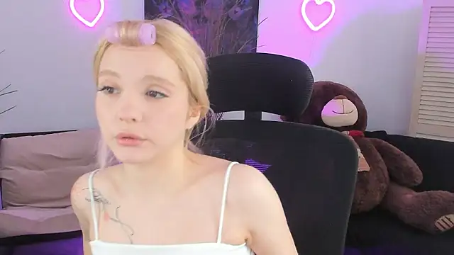 AuroraWrenfield online show from March 2, 5:08 am