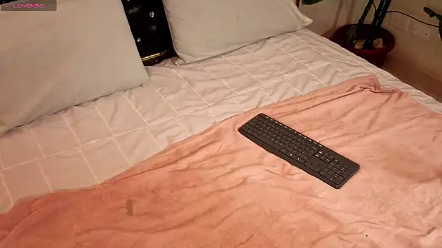 LiLLiAnderson online show from April 11, 12:20 pm