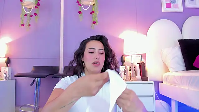 my aleja  online show from October 25, 2:14 pm