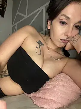 Piggiteablacktea online show from May 2, 10:13 pm