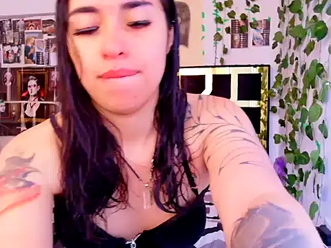 Snapshot of lucywhite13 chatting on October 5, 3:50 pm lucywhite13 online show from October 5, 3:50 pm