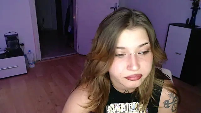 Snapshot of Aliens4twenty chatting on October 4, 5:17 pm Aliens4twenty online show from October 4, 5:17 pm