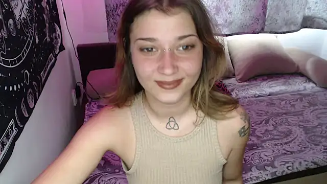 Snapshot of Aliens4twenty chatting on October 16, 8:39 am Aliens4twenty online show from October 16, 8:39 am