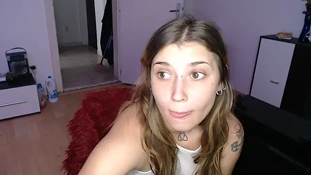 Snapshot of Aliens4twenty chatting on October 2, 12:10 pm Aliens4twenty online show from October 2, 12:10 pm