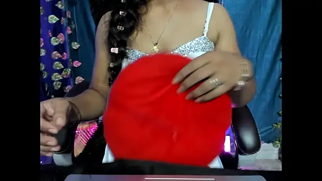Snapshot of Forever_Love2025 chatting on September 18, 2:37 pm Forever Love2025 online show from September 18, 2:37 pm