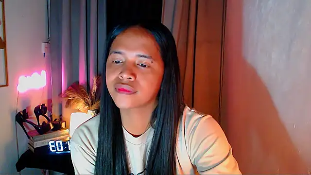 Lorainnelustts online show from February 4, 6:38 am