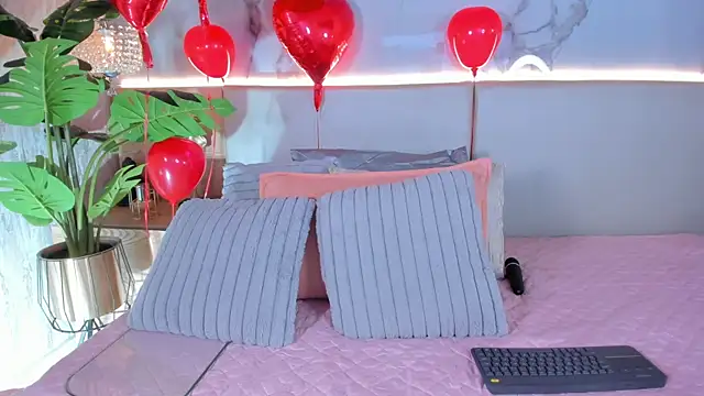 ValSmith  online show from February 14, 5:09 am