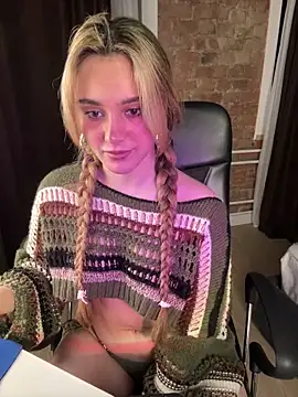 Snapshot of Chloe_Ravens chatting on October 2, 8:14 pm Chloe Ravens online show from October 2, 8:14 pm