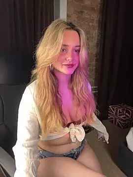 Snapshot of Chloe_Ravens chatting on October 12, 8:44 pm Chloe Ravens online show from October 12, 8:44 pm