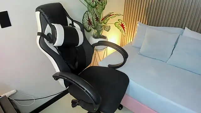 Snapshot of anagil_ chatting on October 3, 7:08 pm anagil online show from October 3, 7:08 pm