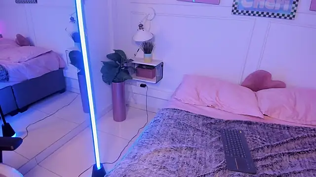 Zoe Lynch  online show from April 21, 12:01 pm