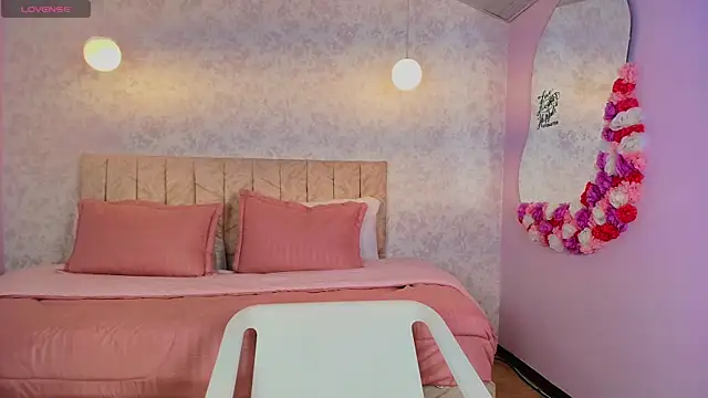 sweet artemiis online show from December 5, 9:05 pm