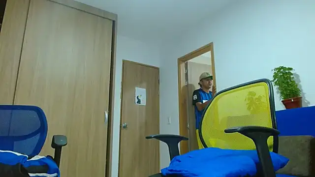 Snapshot of skinny23cm chatting on September 16, 10:34 am skinny23cm online show from September 16, 10:34 am