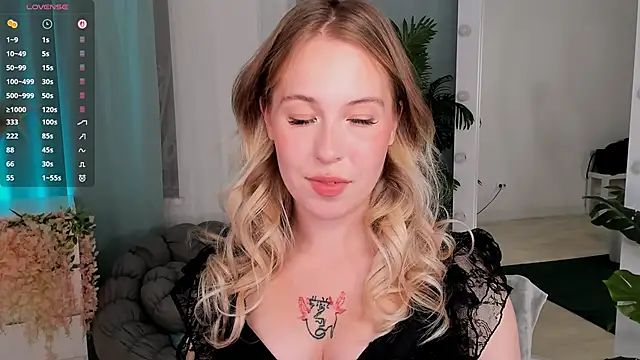 LanaRoselle online show from October 18, 10:00 pm