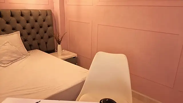 luna hot ass online show from April 18, 4:15 am