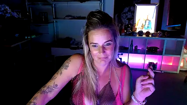Snapshot of Mrs-Aurora chatting on October 3, 8:36 pm Mrs-Aurora online show from October 3, 8:36 pm