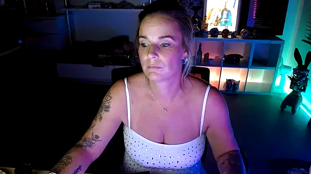 Snapshot of Mrs-Aurora chatting on October 13, 8:44 pm Mrs-Aurora online show from October 13, 8:44 pm