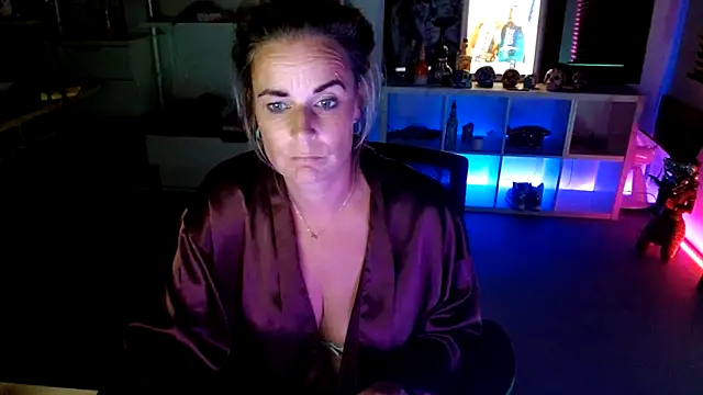 Snapshot of Mrs-Aurora chatting on October 5, 1:43 am Mrs-Aurora online show from October 5, 1:43 am