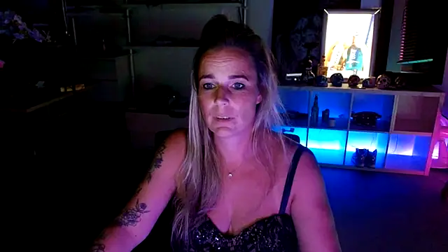 Snapshot of Mrs-Aurora chatting on October 2, 8:25 pm Mrs-Aurora online show from October 2, 8:25 pm