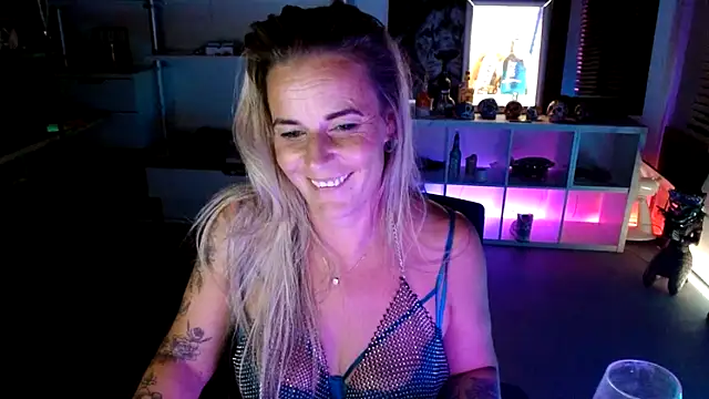 Snapshot of Mrs-Aurora chatting on October 10, 12:59 am Mrs-Aurora online show from October 10, 12:59 am
