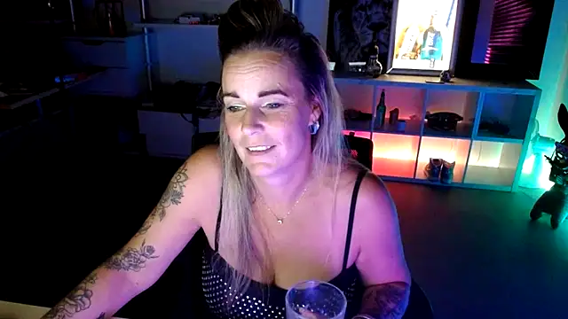 Snapshot of Mrs-Aurora chatting on October 16, 9:17 pm Mrs-Aurora online show from October 16, 9:17 pm