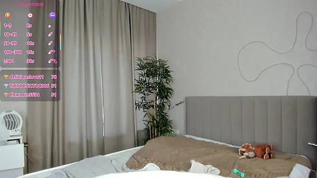 Snapshot of Luna_G0ld chatting on October 13, 5:10 am Luna G0ld online show from October 13, 5:10 am
