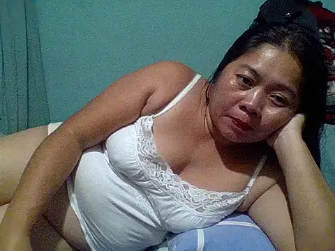 Snapshot of hottestmommm12345 chatting on September 20, 1:42 pm hottestmommm12345 online show from September 20, 1:42 pm