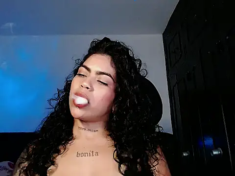 Snapshot of violetwitch05 chatting on October 23, 3:56 am violetwitch05 online show from October 23, 3:56 am