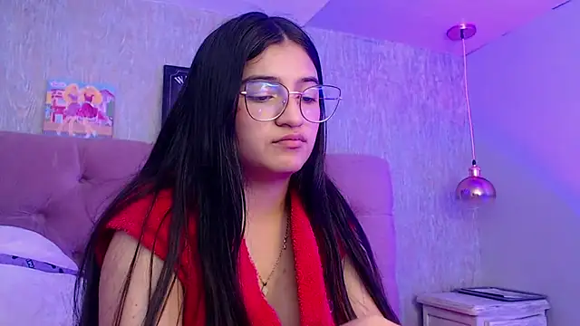 Snapshot of laurenelove chatting on October 15, 8:28 am laurenelove online show from October 15, 8:28 am