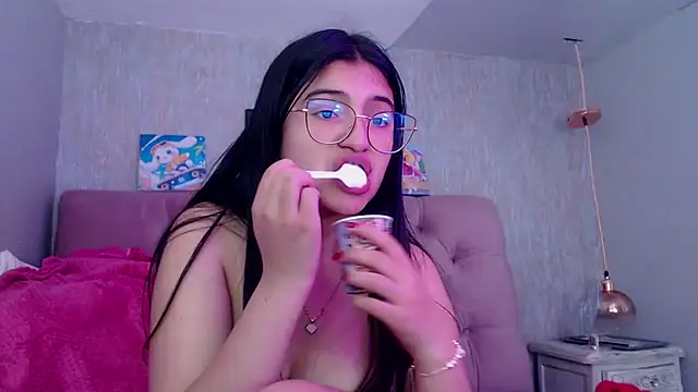 Snapshot of laurenelove chatting on October 8, 5:23 am laurenelove online show from October 8, 5:23 am