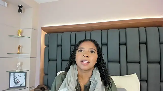 Snapshot of LisaMendez chatting on September 30, 3:45 am LisaMendez online show from September 30, 3:45 am
