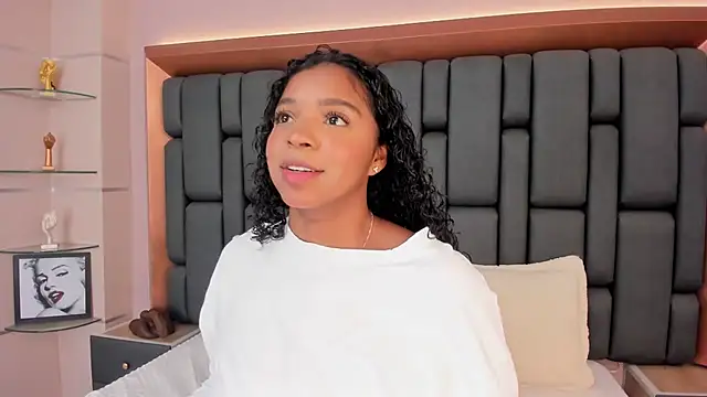 Snapshot of LisaMendez chatting on October 2, 4:17 am LisaMendez online show from October 2, 4:17 am