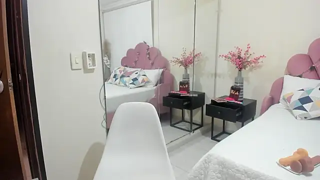 kiraGeiner online show from February 25, 7:56 pm