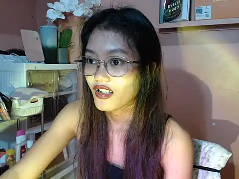Snapshot of skinny_gracie chatting on October 13, 4:37 am skinny gracie online show from October 13, 4:37 am